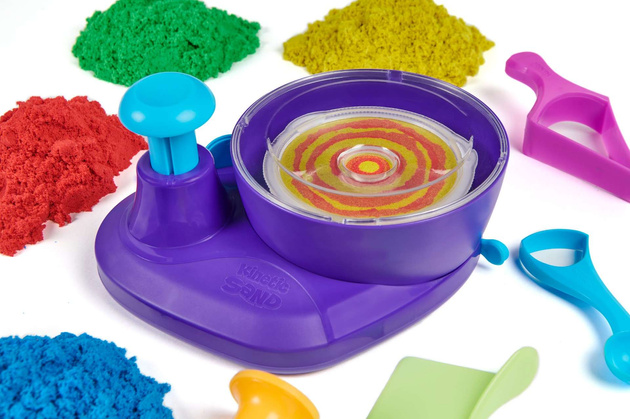 Plastová stavebnice Kinetic Sand Barevný kinetický písek 907g Míchací stroj Swirl n' Surprise + příslušenství